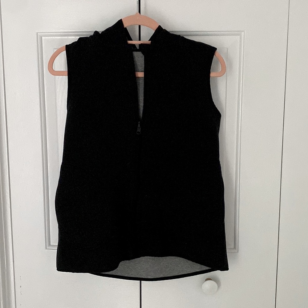 Lululemon Insculpt Reversible Vest - Black/ Grey (Size 8). EUC!